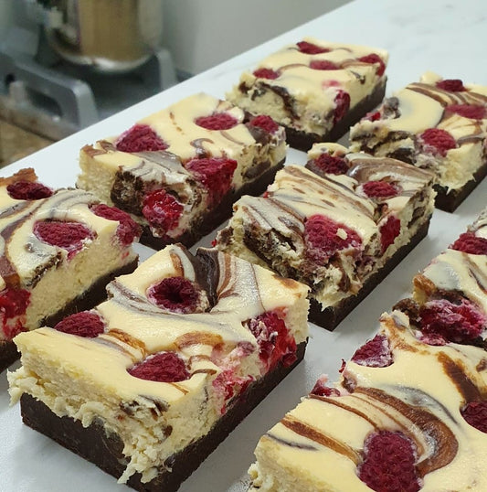 Brownie Cheesecake con frutos rojos