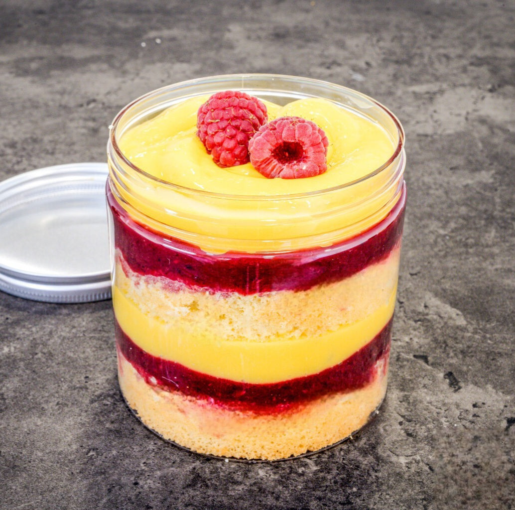 Postre tarta de Maracuyá con frutos del bosque